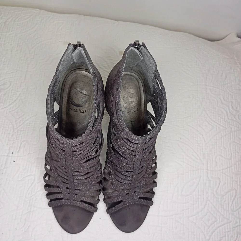 By Gues Heeled Size 8.5 Grey Strappy Open Toe  With Back Zippers & Stacked Heels - Picture 8 of 11